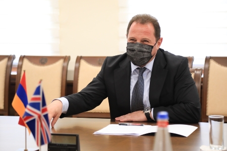 Министр обороны и временный поверенный в делах Великобритании в Армении обсудили перспективы сотрудничества