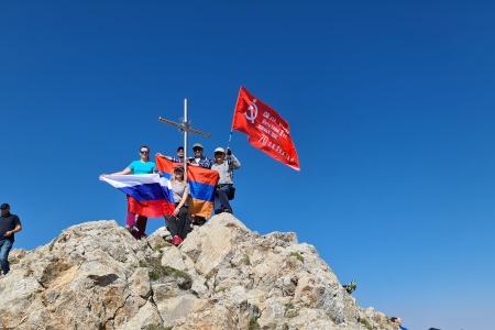 Сотрудники РЦНК в Ереване и соотечественники в рамках программы «Восхождение Победы» поднялись на гору Хуступ