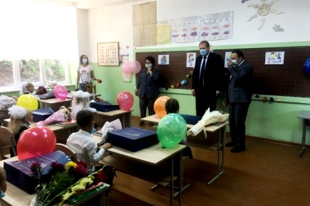 Благодаря ЮКЖД новый учебный год стал двойным праздником для учеников школы в Фиолетово и воспитанников детсада №3 в Алаверди