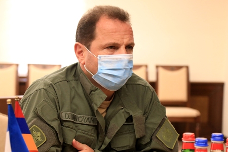 Министр обороны Армении принял командующего российским миротворческим контингентом