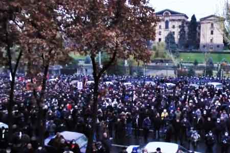 Перед  Национальным собранием Армении стартовал митинг Движения по спасению Родинын. 