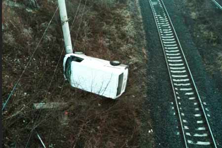 В Армении гражданин за рулем отвлекся на телефон и сорвался с обрыва на железнодорожное полотно