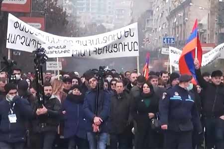 Opposition of Armenia, demanding resignation of Nikol Pashinyan,  gathered in front of government building