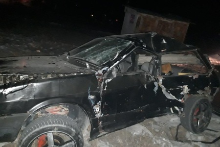 В Армении водитель автомобиля решил проскочить перед поездом и застрял на путях