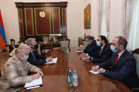 Вице-премьер РА представил процесс экономических реформ в Армении послу Швеции в Армении