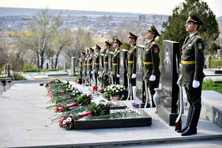 Высшее политическое руководство Армении возложило цветы и венок к могилам павших солдат 