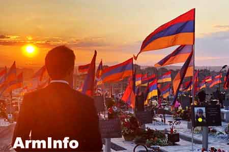Родные погибших военнослужащих  выкинули цветы, возложенные  на могилы их сыновей высшим политическим руководством Армении 