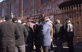 Родственники военнопленных заблокировали входы и выходы администрации Ширакской области