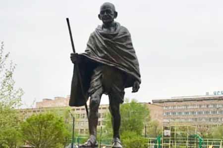 Полиция Армении выяснила личность гражданина, совершившего акт вандализма в отношении памятника Махатме Ганди