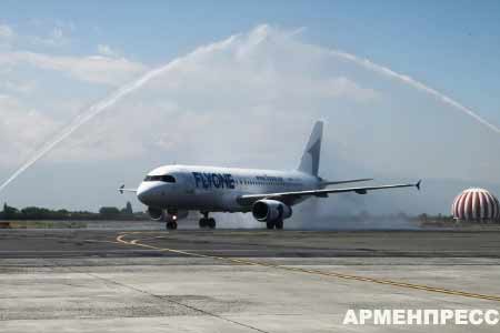 Самолет FlyOne Armenia, совершивший вынужденную посадку в Тбилиси, вернулся в Ереван
