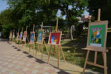 В Ереване прошла благотворительная выставка работ армянских и казахстанских детей