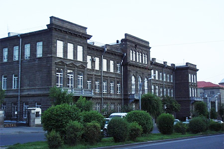 <Черный корпус> Ереванского университета на ул.Абовяна уже скоро может превратиться в гостиницу