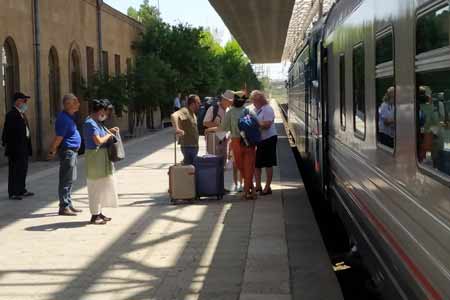 Открыт летний сезон пассажирских перевозок: в путь отправился первый в этом году поезд Ереван-Батуми   