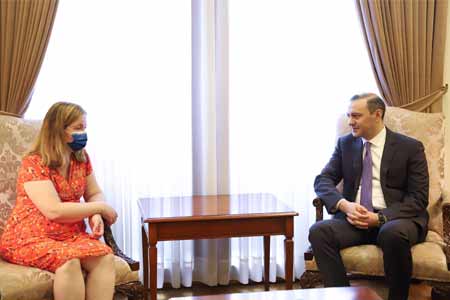 Исполняющий обязанности министра иностранных дел Армен Григорян встретился с французским депутатом Европарламента Натали Луазо