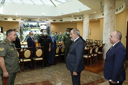 Pashinyan introduced the new head of the defense department to the  staff of the Ministry of Defense and the senior officers of the Armed  Forces