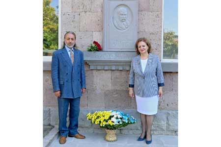 В ереванской школе №42 установили памятную доску великому украинскому поэту Тарасу Шевченко