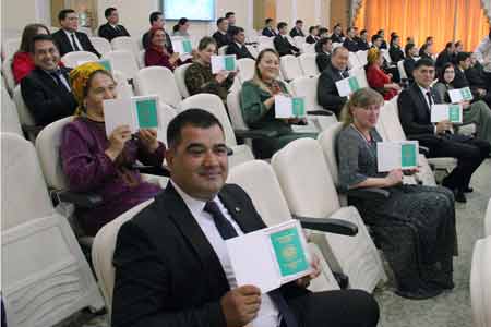 A ceremony of presenting passports to persons who were granted the citizenship of Turkmenistan was held.