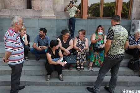 Родственники военнопленных проводят сидячую акцию протеста перед зданием правительства Армении