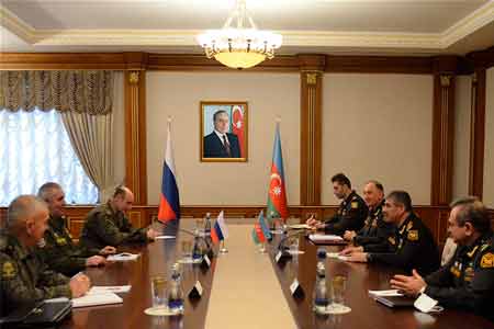 Министр обороны Азербайджана повел встречу с новым командующим миротворческим контингентом в Нагорном Карабахе
