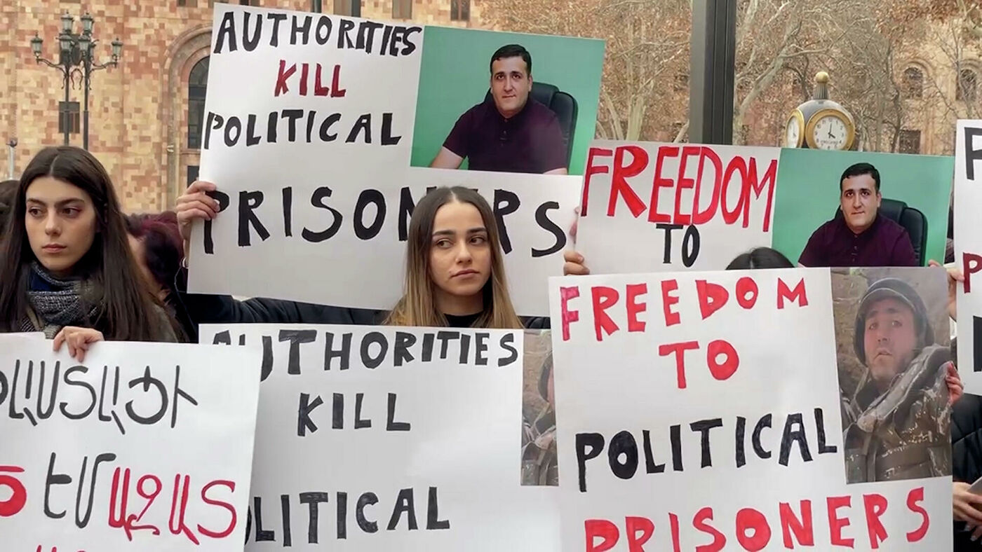 Обеспокоенные ситуацией с демократией в Армении и приездом азербайджанских парламентариев проводят акцию протеста в центре Еревана