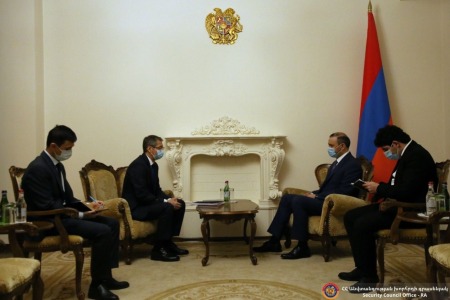 Посол Казахстанa на встрече с секретарем Совбеза РА высоко оценил динамику развития армяно-казахских торгово-экономических отношений