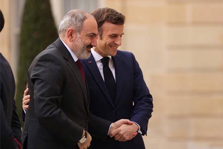 Armenian premier, French president have telephone conversation 