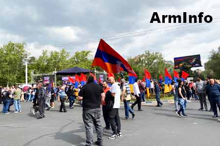 Resistance Movement goes on blocking roadways in Yerevan