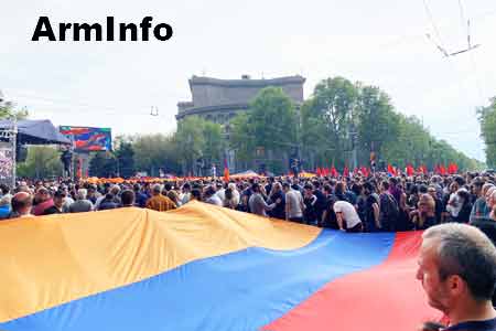 Участники Движения сопротивления шествием направляются к зданию Генпрокуратуры Армении