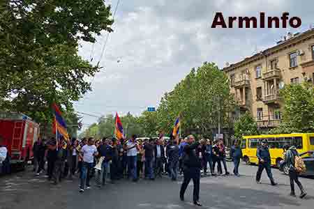 Участники Движения сопротивления разблокировали все входы и выходы в здание МИД Армении и направляются шествием к площади Франции