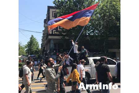 Участники Движения сопротивления находятся перед правительственным зданием на улице В. Саркисян и требуют встречи с министрами