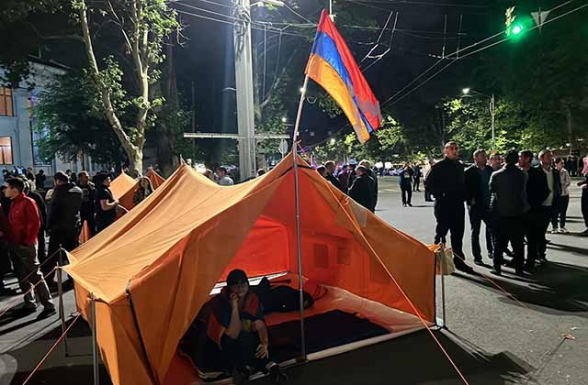 Полиция подвергла приводу граждан, совершивших наезд на палатку на площади Франции в Ереване