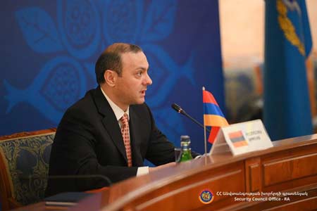 Секретарь Совбеза РА: Баку вторгся на суверенную территорию Армении, и угрожает ее демократии