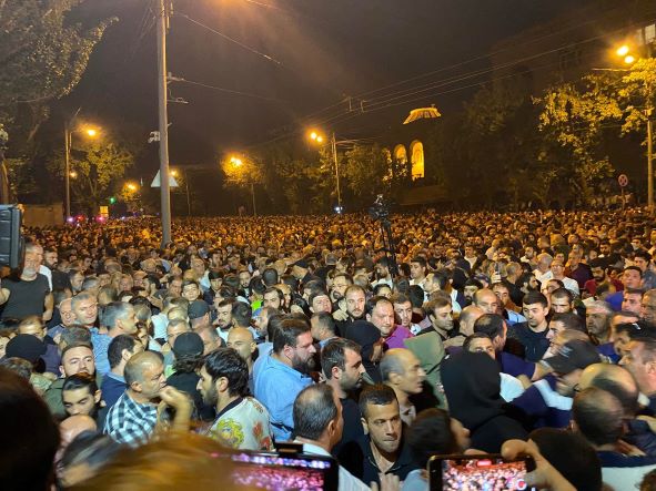 Участники двух акций протеста требуют отставки премьер-министра Армении