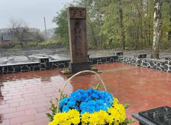 Ուկրաինայի Խմելնիցկի մարզում խաչքար է բացվել՝ ի հիշատակ ուկրաինացի և հայ ժողովուրդների անմեղ զոհերի