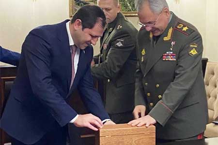 Armenian Defense Minister meets with his Russian counterpart