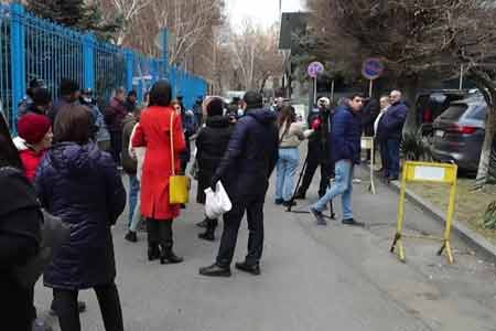 Перед зданием представительства ООН в Ереване проходит акция протеста молодежи