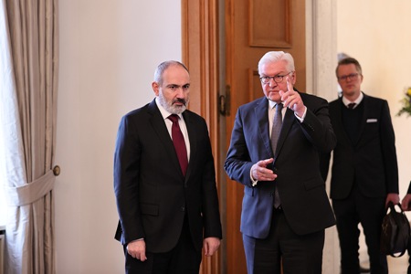 Armenia`s premier meets with representatives of Germany`s Armenian  community 