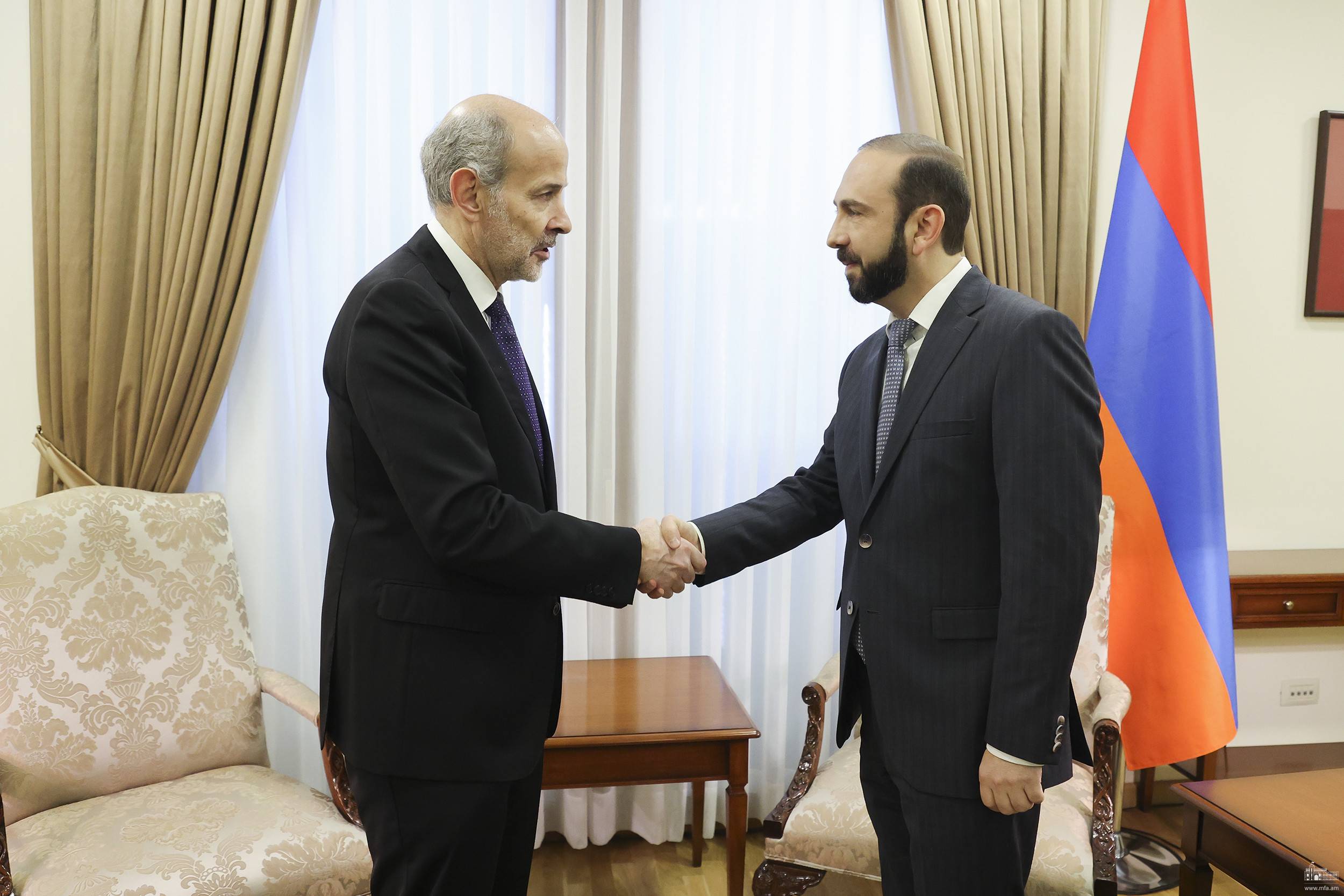 Глава МИД Армении рассказал послу Испании об агрессивной риторике Азербайджана