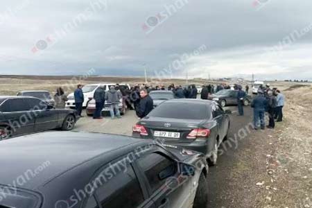 Գեղարքունիքի բնակիչները փակել են Երևան-Մարտունի մայրուղին՝ պահանջելով չեղարկել աշխատանքային միգրանտներին հարկելու ՊԵԿ որոշումը