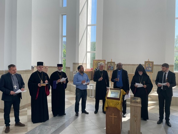 Глава армянской церкви в Украине возглавил молебен в Буче с представителями Всемирного совета церквей