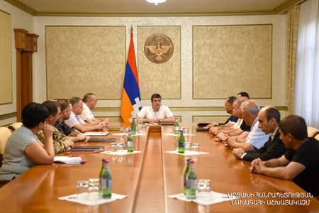 Араик Арутюнян провел совещание по актуальным гуманитарным вопросам и проблемам безопасности Арцаха