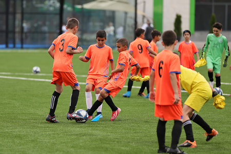 В Ереване открылась футбольная школа им. Хорена Оганесяна