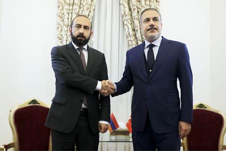 Глава МИД Армении встретился в Тегеране с коллегой из Турции
