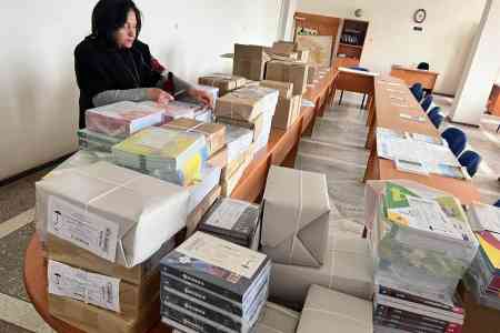 Миссия выполнима: 50 армянских школ получили 53 000 учебников на русском языке