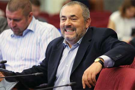 Ռուսաստանի նախագահի թեկնածու Նադեժդինն աջակցության ստորագրություններ է հավաքում Երևանում