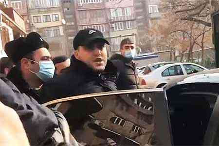 ՄԻՊ արագ արձագանքման խումբը ոստիկանության բաժանմունք է մեկնել՝ ակտիվիստ Նարեկ Սամսոնյանին բիրտ ուժի կիրառմամբ բերման ենթարկելու պատճառով