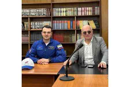 Космонавт-испытатель Арутюн Кивирян встретился с армянскими студентами