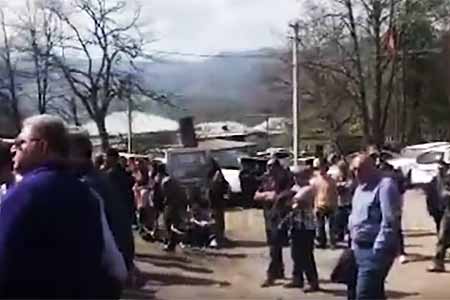 Граждане в знак протеста в связи с ситуацией, сложившейся в Тавуше перекрыли трассу Ереван-Севан, протесты также в Дилижане