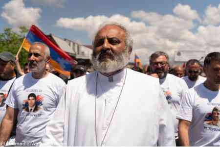Намерения Полиции Армении продлить срок оцепления вокруг оперного театра вызвало бурю негодования у лидера движения <Тавуш во имя родины>, архиепископа Баграта Галстаняна