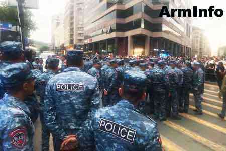 МВД: демонстранты отобрали у полицейских каски и дубинки